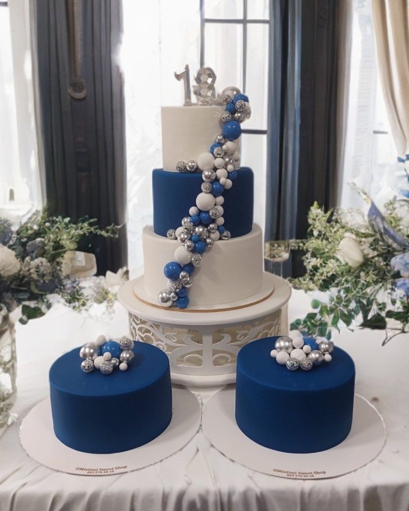 Mistimi sweet shop torta za 18. rodjendan u plavo-beloj kombinaciji sa srebrnim detaljima