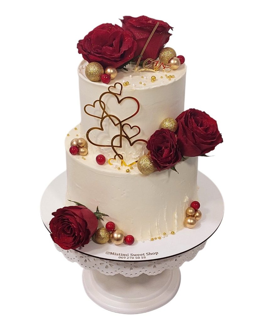 Mistimi sweet shop torta za svadbu sa crvenim ružama, zlatnim detaljima i romantičnom dekoracijom